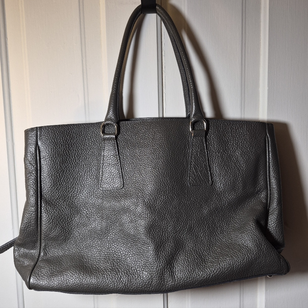 Pebbled Leather Tote Bag in Gray - Unbranded